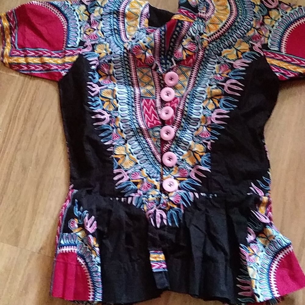 Beautiful cinched waisted button up dishiki blouse